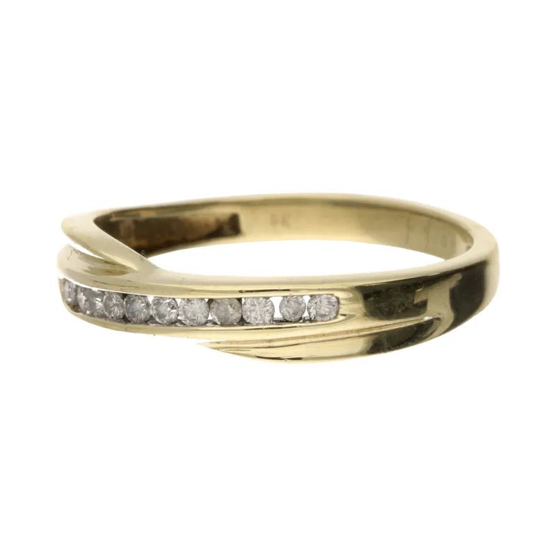 Elegant Pre - Owned 9ct Gold Channel Set Diamond Cross Over Ring2026w35-21-1