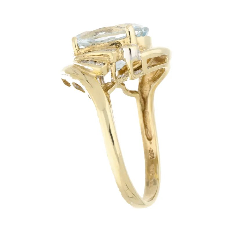 Pre - Owned 9ct Yellow Gold Oval Aquamarine & Diamond Cluster Ring2025W24-10-2