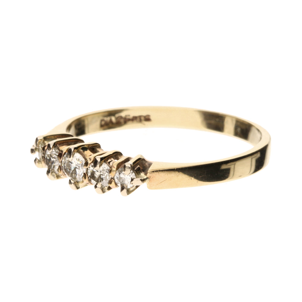 Pre Owned 9ct Yellow Gold 5 Stone Graduated Diamond Ring