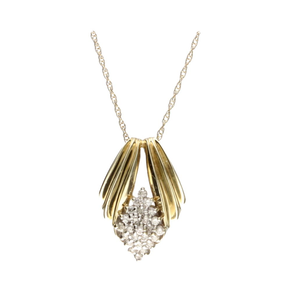 Pre - Owned 14ct Yellow Gold Diamond Cluster Pendant266799