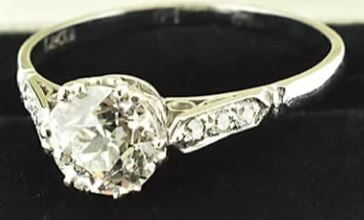 Round Diamond platinum ring with diamond shoulders
