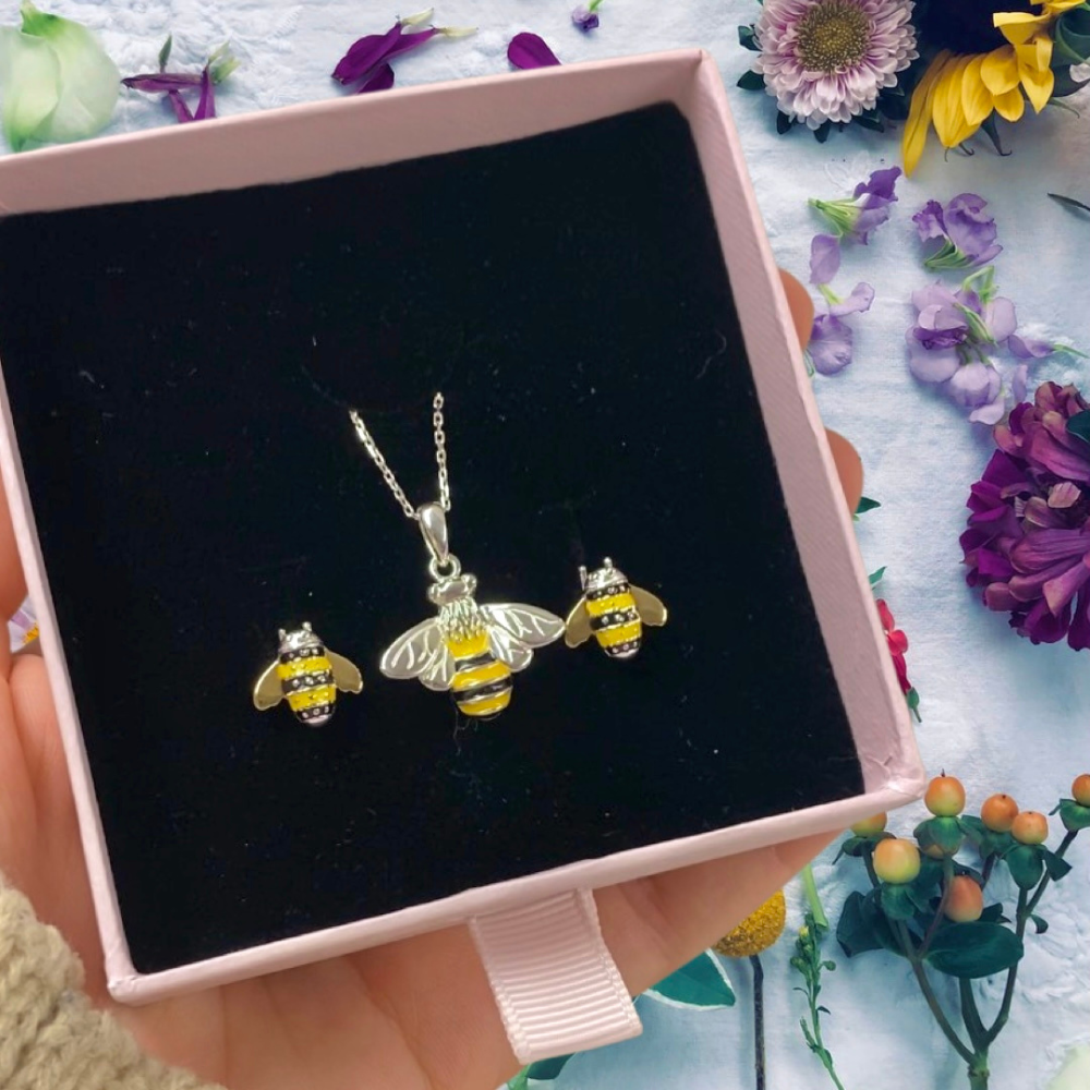 mypandora #pandora #flowers #bee #SHINE #pandorashine #silver  #pandoranecklace #pandorajewelry #pandor… | Pandora jewelry charms, Pandora  jewelry, Pandora necklace